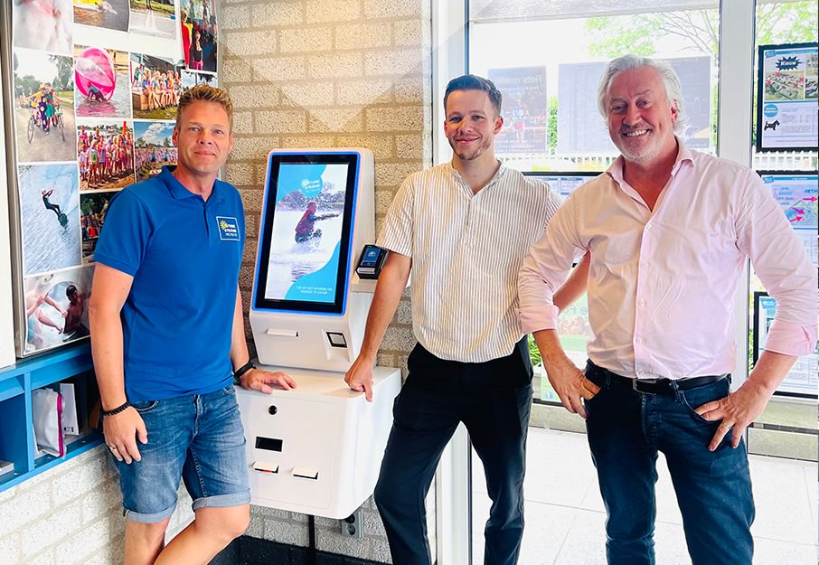 Björn naast een Incheckscherm / Bestelscherm van LeisureKing